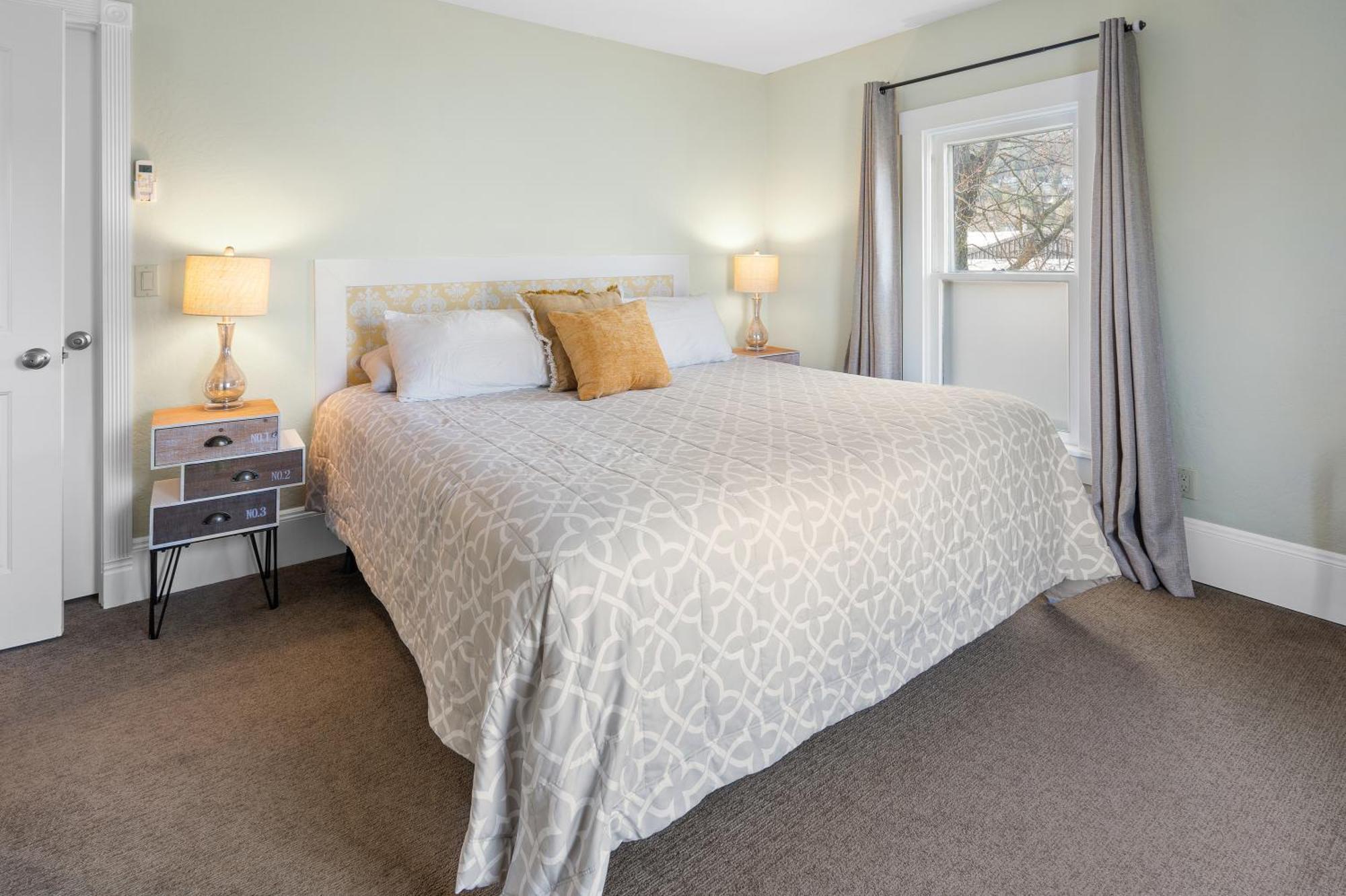 Pioneer Vacation Rentals - Pioneer North Suite Downtown アシュランド エクステリア 写真