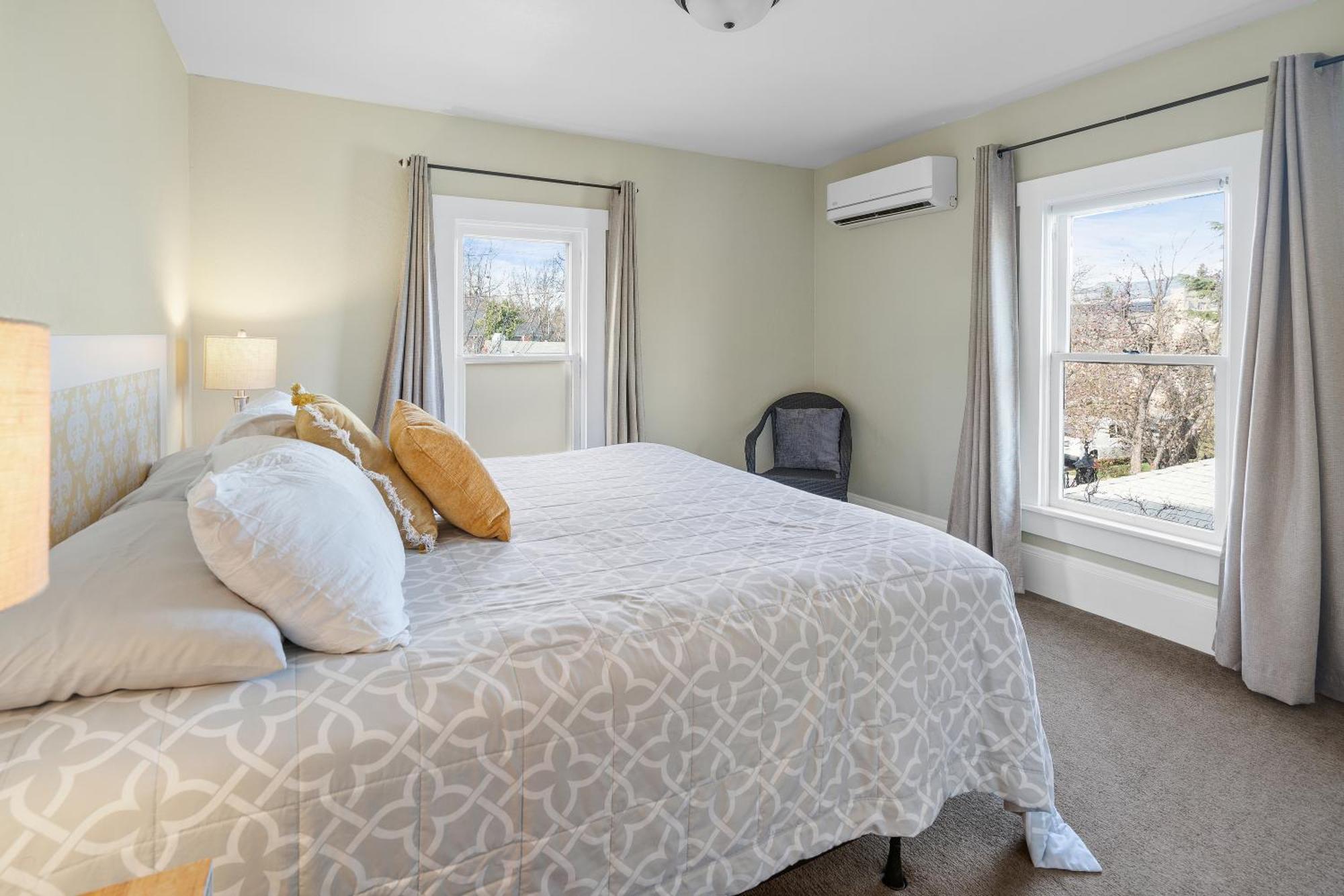 Pioneer Vacation Rentals - Pioneer North Suite Downtown アシュランド エクステリア 写真