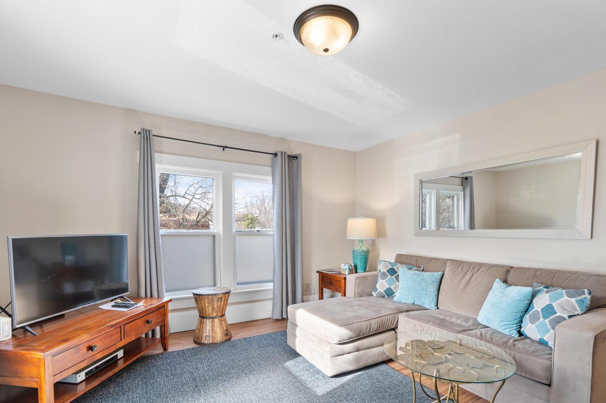 Pioneer Vacation Rentals - Pioneer North Suite Downtown アシュランド エクステリア 写真